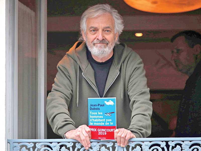الروائي جان بول دوبوا حاملا كتابه «السعادة المفقودة»