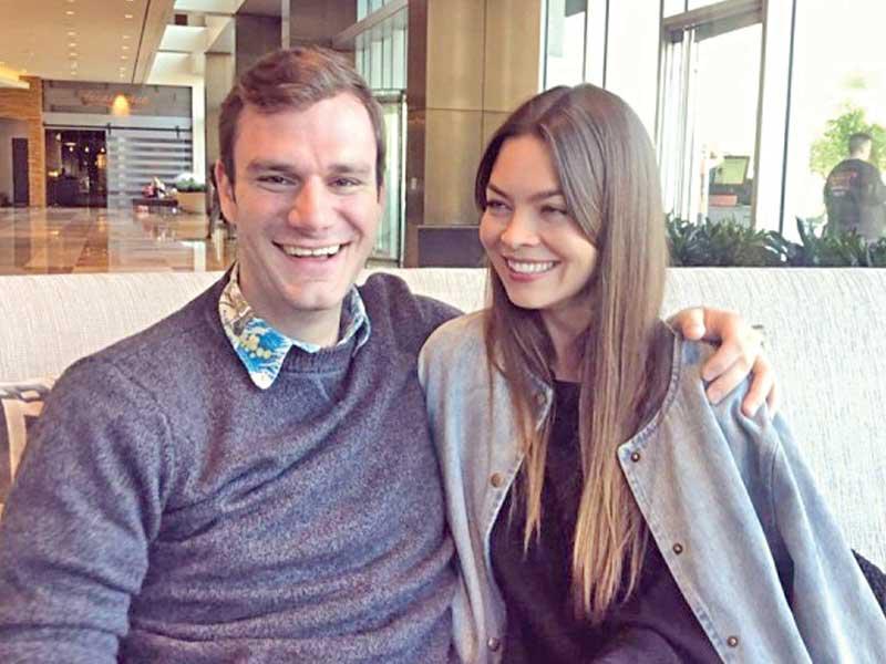 الممثلة البريطانية سكارليت بيرن وزوجها