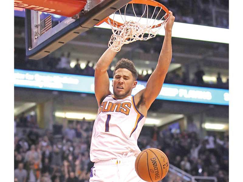 بوكر يسجل في سلة فيلادلفيا