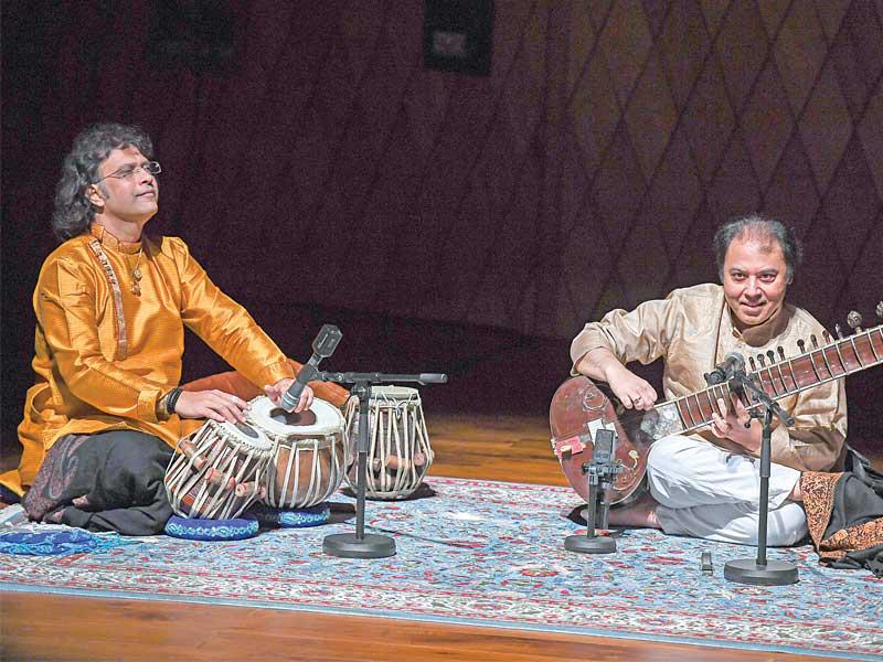 أرشد خان وموكندراج دبو خلال الحفل 