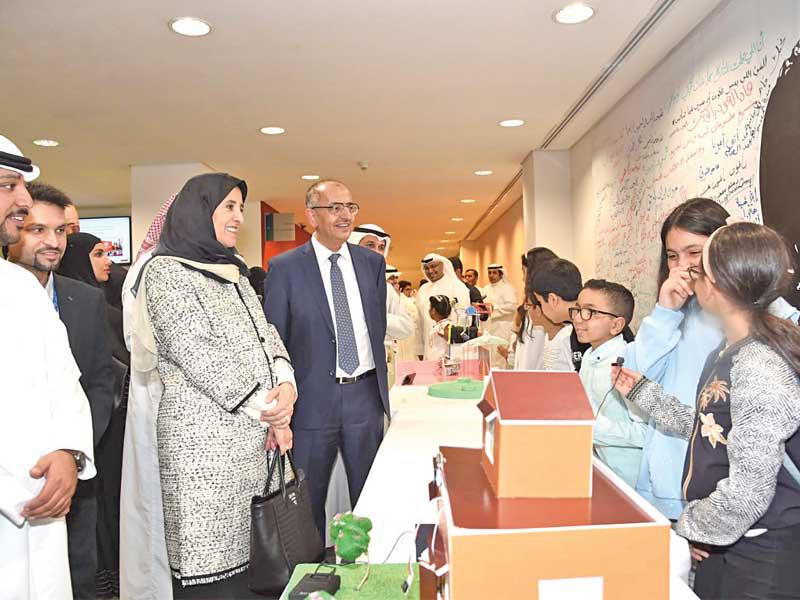 عايدة السالم خلال جولة في المعرضn