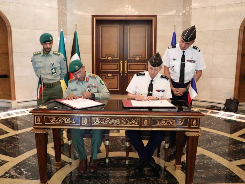 جانب من توقيع الاتفاقية بين الحرس الوطني والدرك الفرنسي