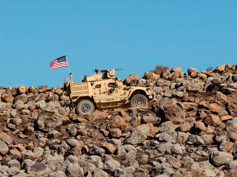 مركبة مدرعة أمريكية تقوم بدوريات في قرية عين ديوار في محافظة الحسكة الشمالية الشرقية في سوريا
