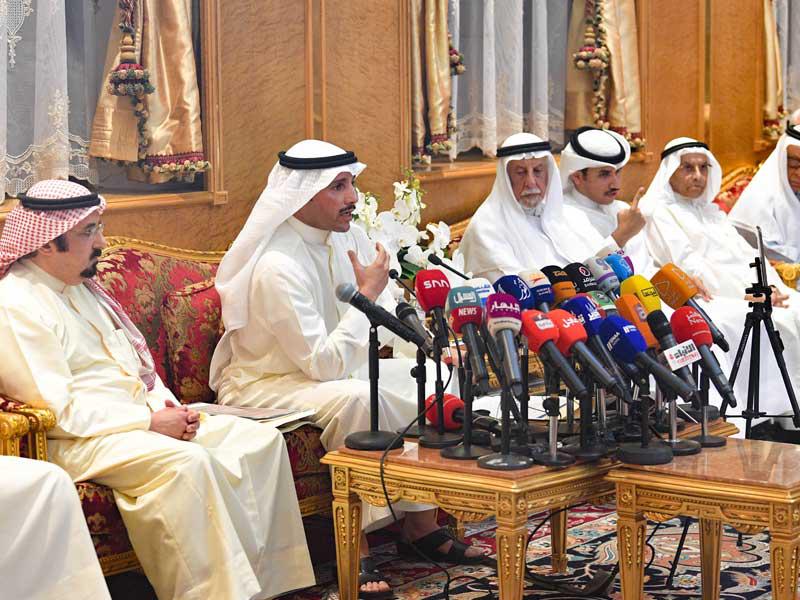 الغانم متحدثاً في الندوة التي أقيمت أمس بديوان عبدالعزيز الغنام (تصوير نوفل إبراهيم)