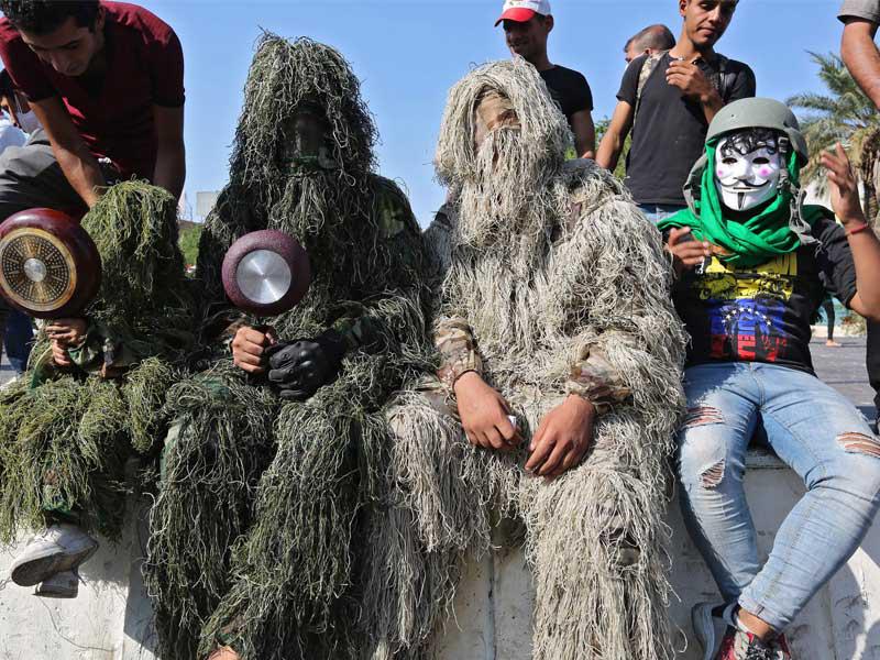 متظاهرون عراقيون في ساحة التحرير ببغداد أمس