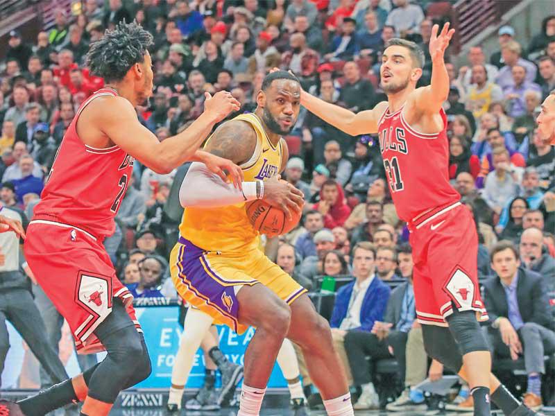 جيمس في صراع على الكرة