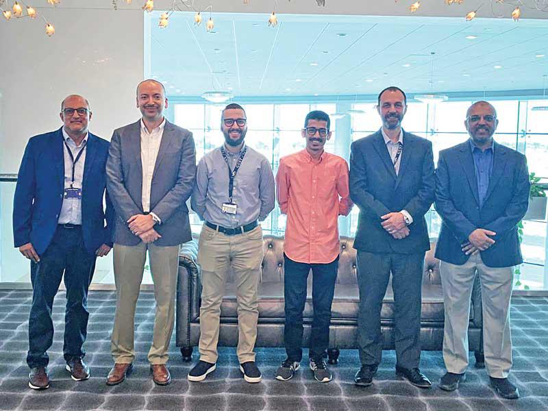 الطالب المشارك مع إدارة الجامعة