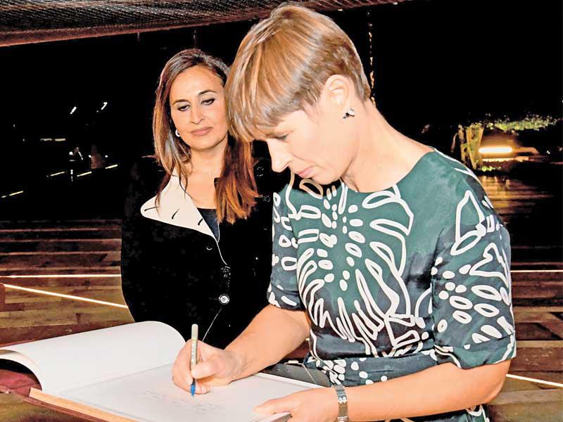 رئيسة أستونيا خلال زيارة حديقة الشهيد