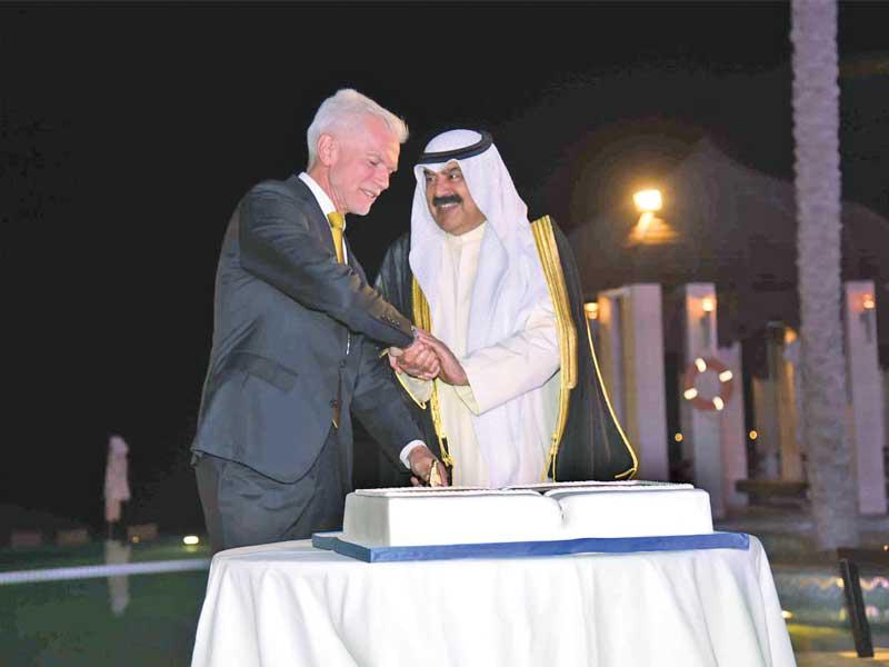 الجارالله والسفير الألماني يقطعان قالب الحلوى