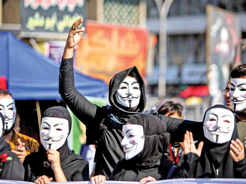 متظاهرون عراقيون يرتدون قناع جاي فوكس الشهير في ساحة التحرير ببغداد أمسt (أ ف ب)