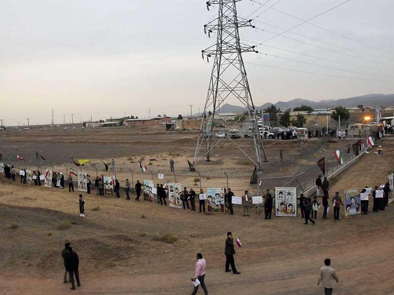 الطلاب الإيرانيون يشكلون سلسلة بشرية أثناء احتجاج للدفاع عن البرنامج النووي لبلدهم