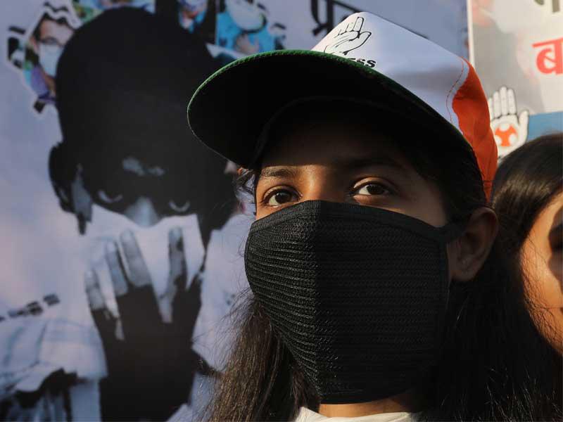 ناشطون في مؤتمر الشباب الهندي يرتدون قناعًا خلال احتجاج على ارتفاع مستويات تلوث الهواء في نيودلهي ، الهند