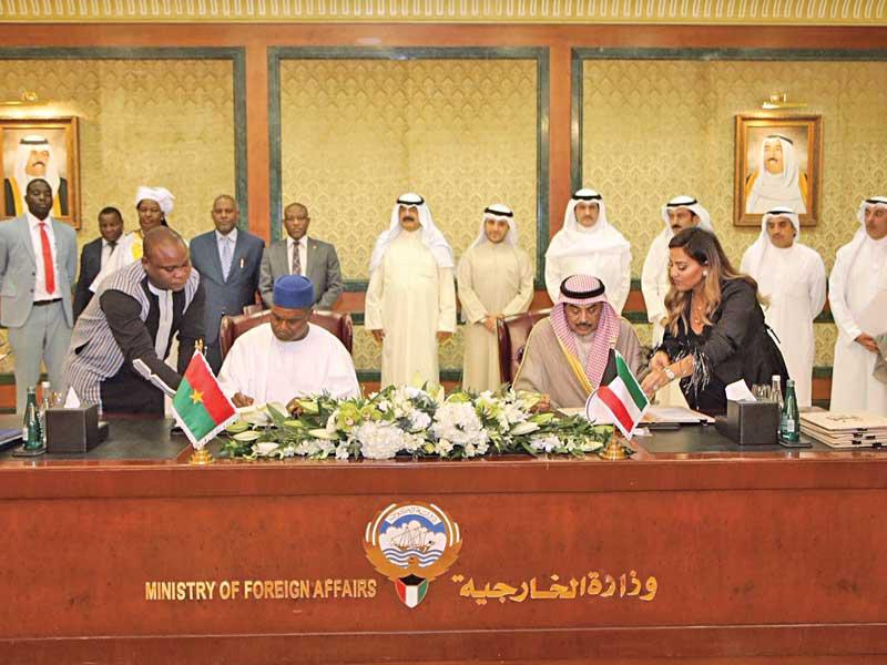 الخالد وباري يوقعان اتفاقيات التعاونn