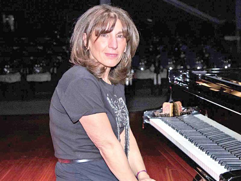 العازفة رينارا أخوندوفا