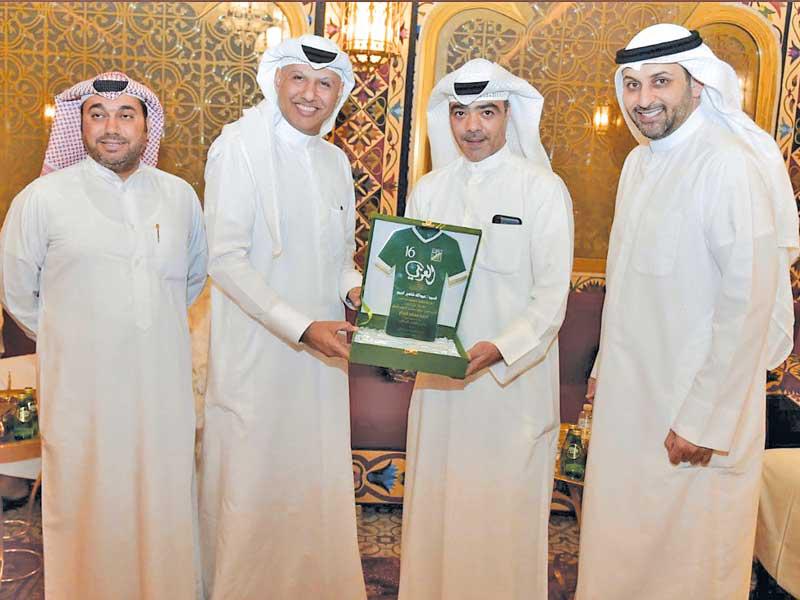 أحمد النجار يسلم درعاً تذكارية للشاهين ويبدو إلى جانبيهما أحمد جاسم وعلي أتش