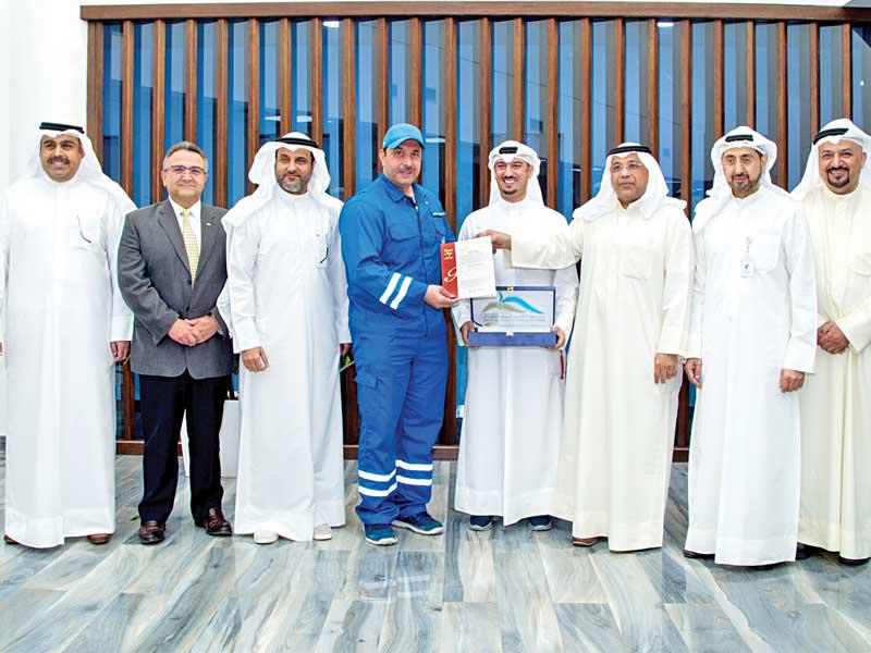 لقطة جماعية مع الموظف المخترع 