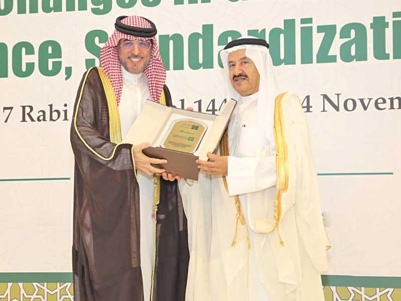 الخياط يتسلم درع التكريم  