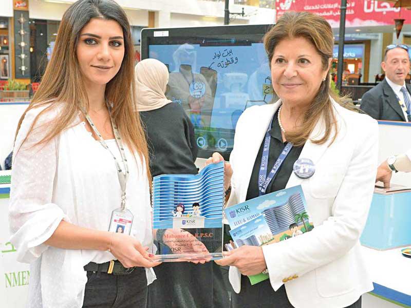 تكريم إحدى المشاركات في المعرض