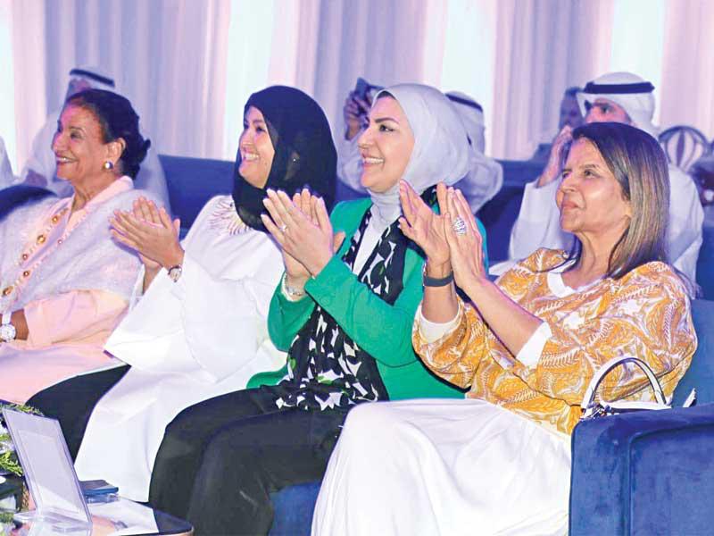 العوضي والوزان والشيخة شيخة خلال الحفل