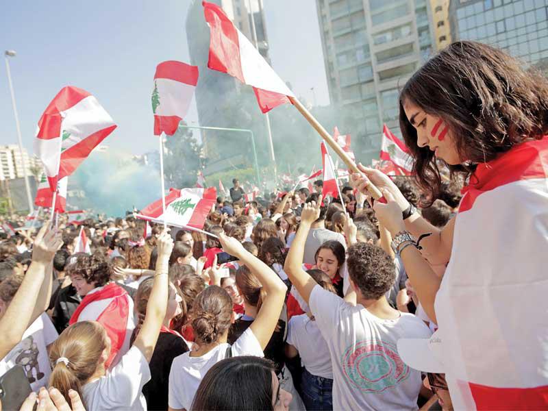 طلاب لبنانيون يشاركون في تظاهرة ببيروت أمس (أ ف ب) 