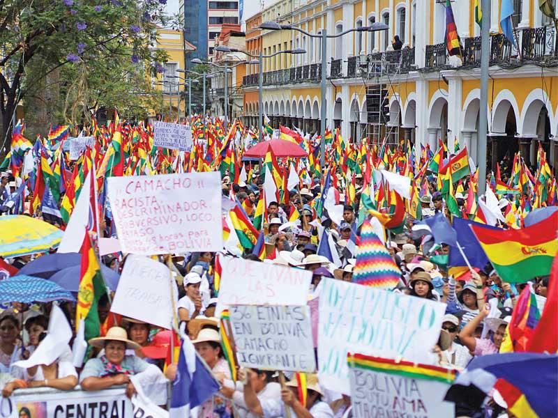 مؤيدو موراليس يتظاهرون في كوتشابامبا أمس الأول t(رويترز)