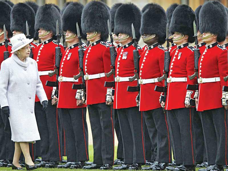 جلود الدببة على رؤوس حراس الملكة