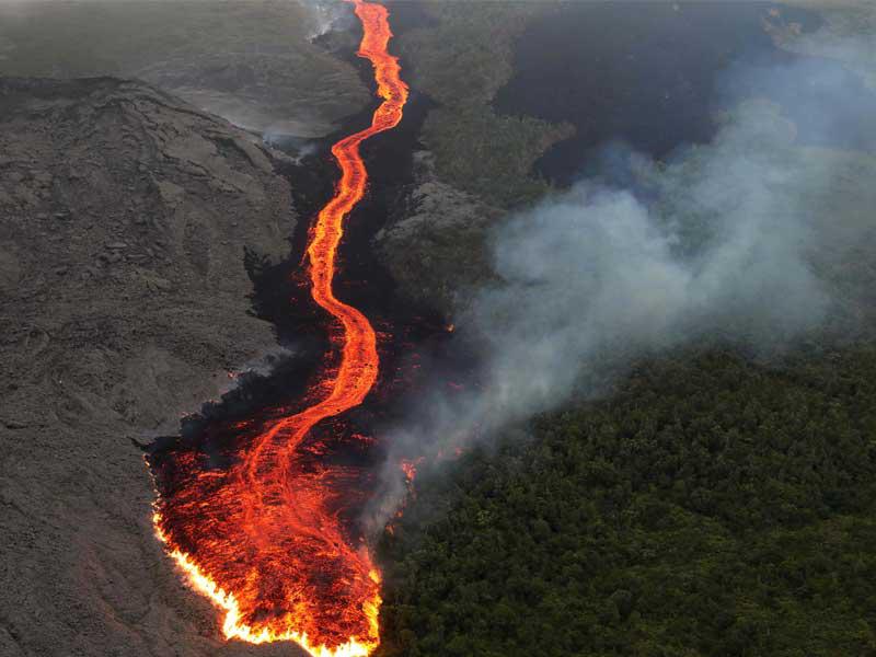 بركان يخفي جزيرة ويظهر ثانية