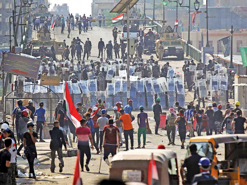 مواجهات على أحد جسور بغداد أمس