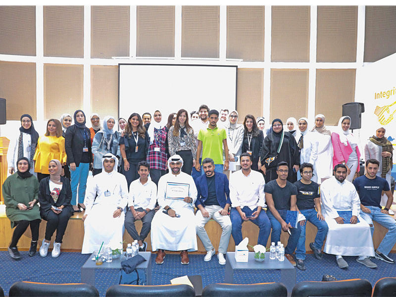 الطلاب المشاركون في الندوة