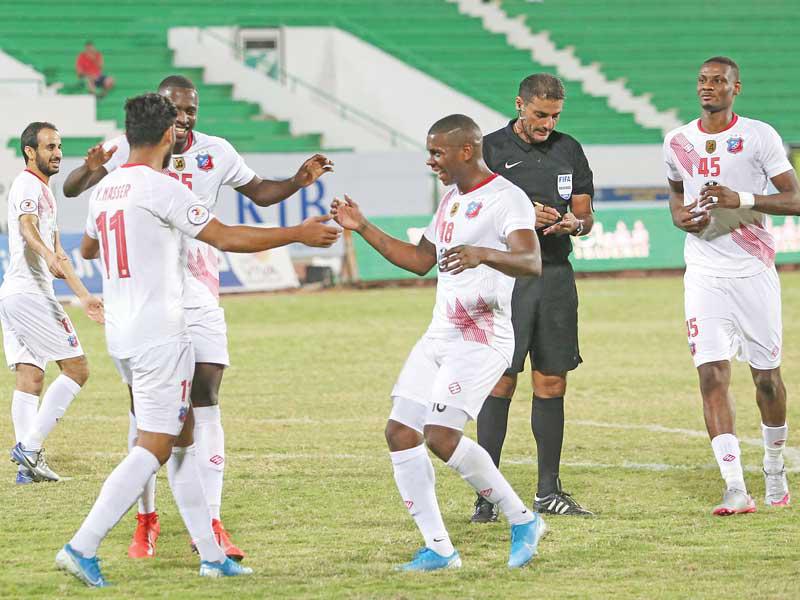 لاعبو نادي الكويت خلال المواجهة مع العربي