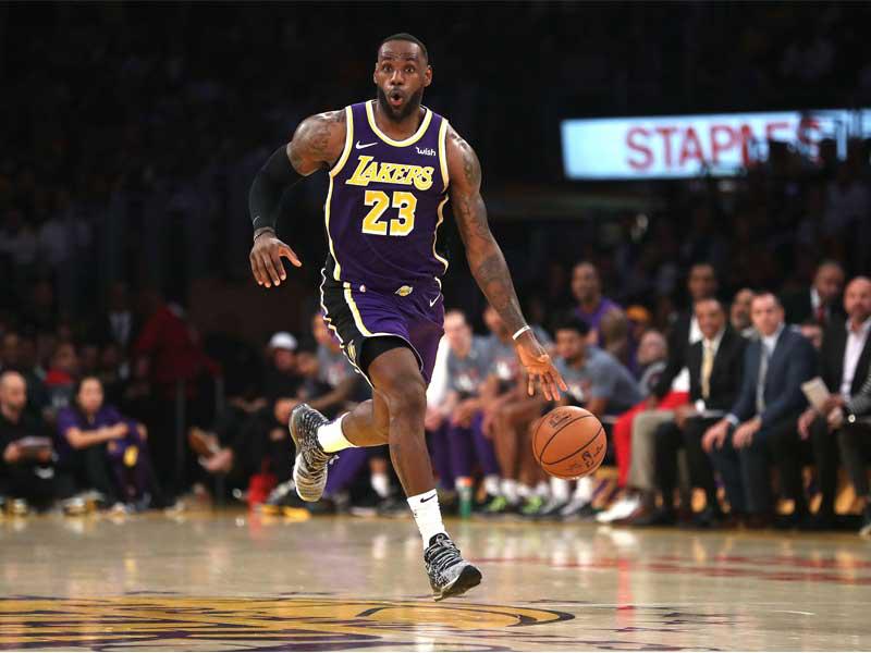 اللاعب جيمس خلال اللقاء