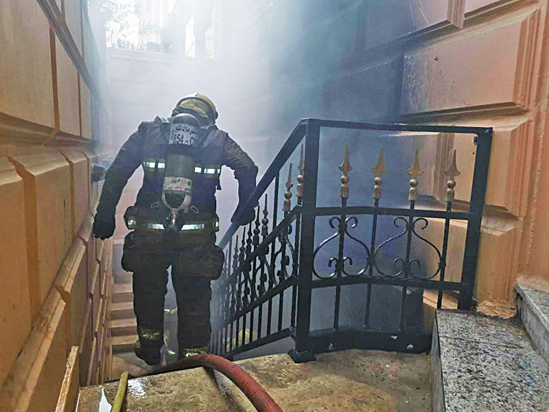 أحد رجال الإطفاء خلال إخماد الحريق