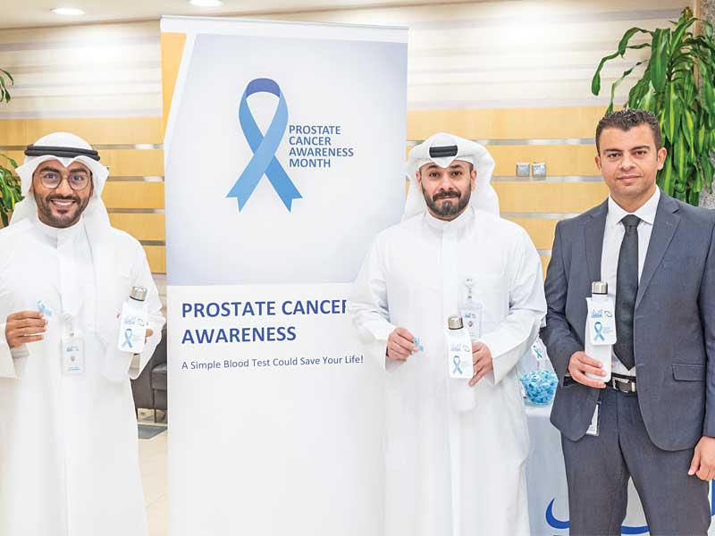 موظفو البنك أثناء حملة التوعية بسرطان البروستاتا