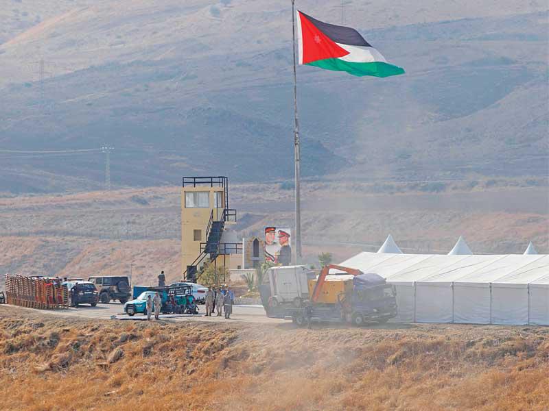 علم الاردن يرتفع فوق الباقورة أمس (أ ف ب)