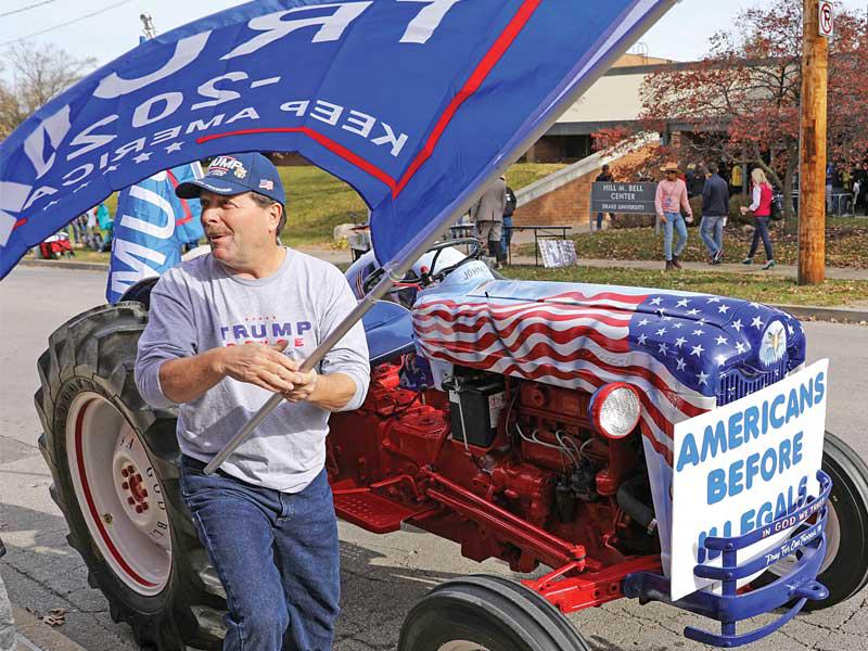 مؤيد لترامب يتظاهر خارج مقر يعقد فيه السيناتوريان الديمقراطيان بيرني ساندرز والكساندريا أوكاسيا كورتيز لقاءً انتخابياً في أيوا أمس الأول         (رويترز)