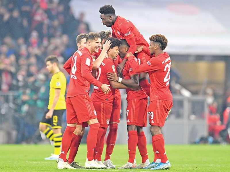 فرحة لاعبي بايرن بهدف غابري