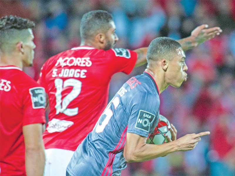 فينيسيوس يحتفل بهدفه