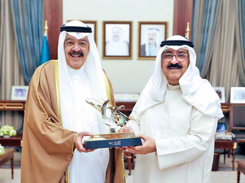 مشعل الأحمد مستقبلاً يوسف الجاسم أمس