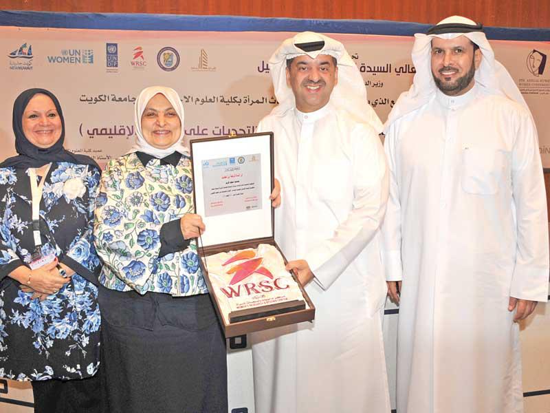 هند الصبيح مُكرمةً الخشتي على شراكة «زين» للملتقى 