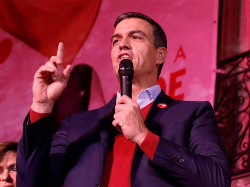 رئيس الوزراء الأسباني بالإنابة ، بيدرو سانشيز ، يخاطب مؤيديه عقب الانتخابات العامة في مقر التشكيل السياسي في مدريد ، إسبانيا
