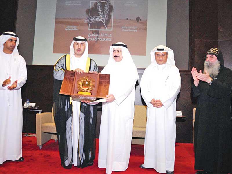 جانب من التكريم على هامش الندوة