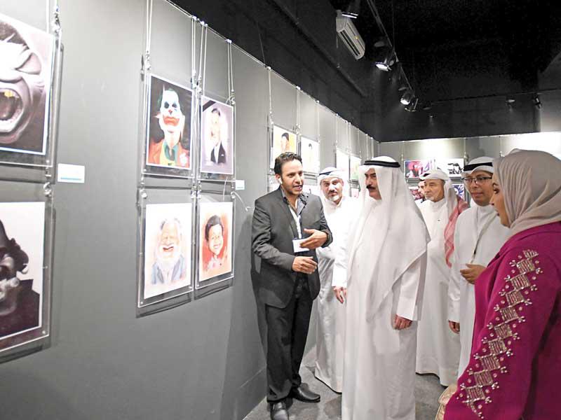 العبدالجليل أثناء جولته في المعرض 