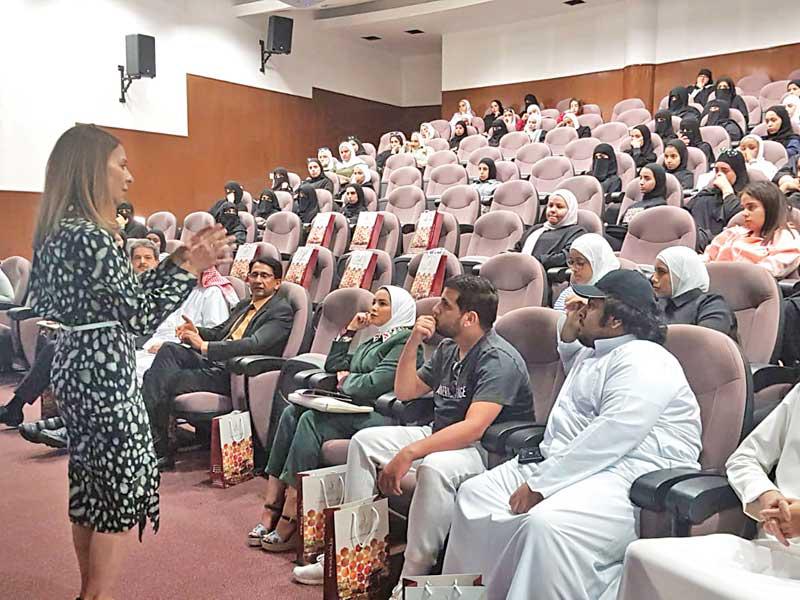 المستشارة خلال شرحها للطلبة