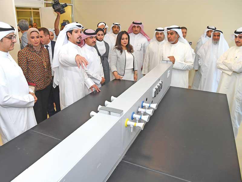 الشعلة يطلع على مختبر الأغذية المستوردة 