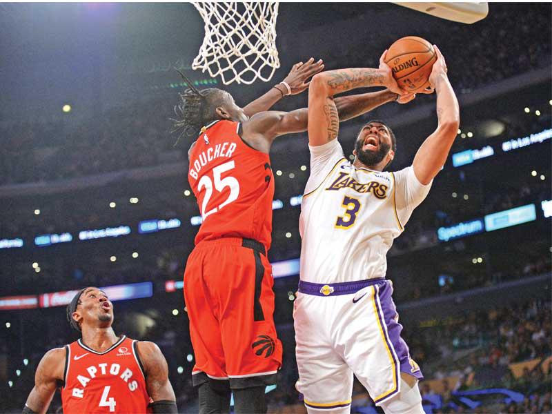 ديفيز في محاولة تسجيل في سلة رابتورزn