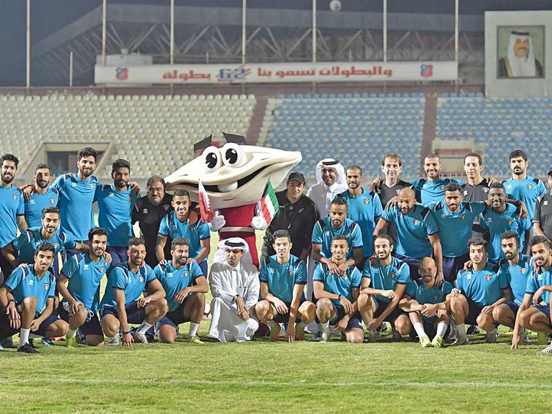 لاعبو الأزرق في صورة جماعية مع (صديفي) تعويذة بطولة «خليجي 24» الموجودة في الكويت منذ أيام