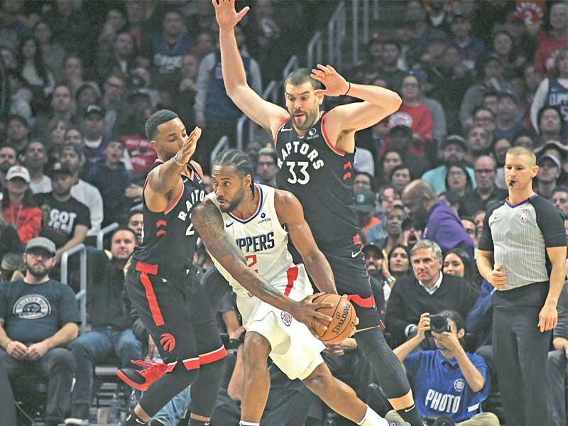 ليونارد نجم كليبرز خلال المواجهة أمام رابتورزn