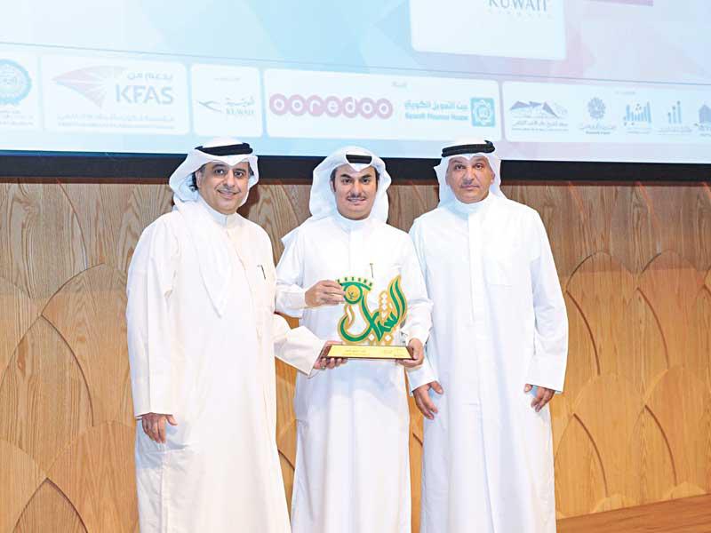 ماضي الخميس ومشعل الشاهين يكرِّمان ممثل «الكويتية» يوسف الظفيريn