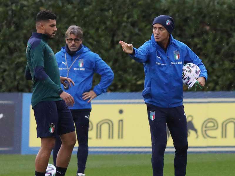 مانشيني خلال تدريبات المنتخب الإيطالي أمس الأول