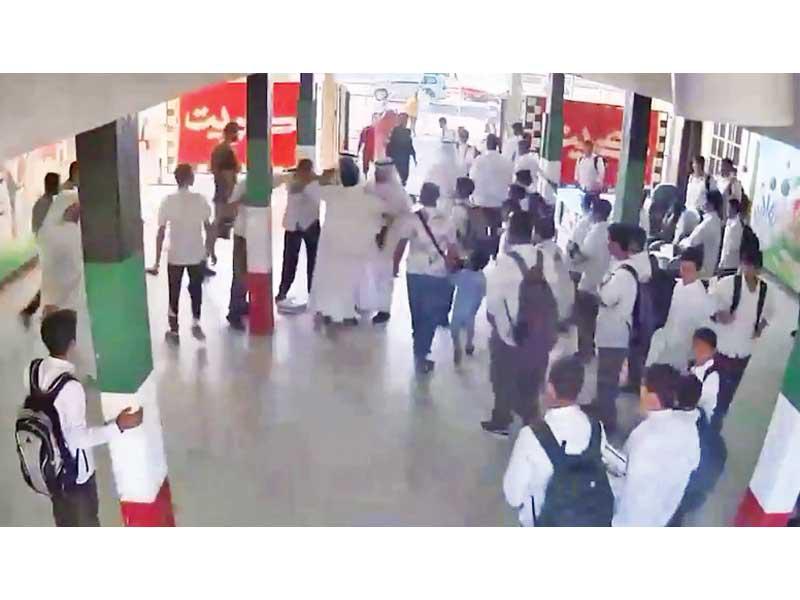 لقطة من تسجيل مصور للاعتداء على المعلم